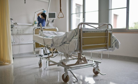 Bed of a patient at the intensive care unit of the clinic in Flawil in the canton of St. Gallen, Switzerland, pictured on June 25, 2009. The Clinic Flawil is the acute care hospital of the Cantonal Ho ...