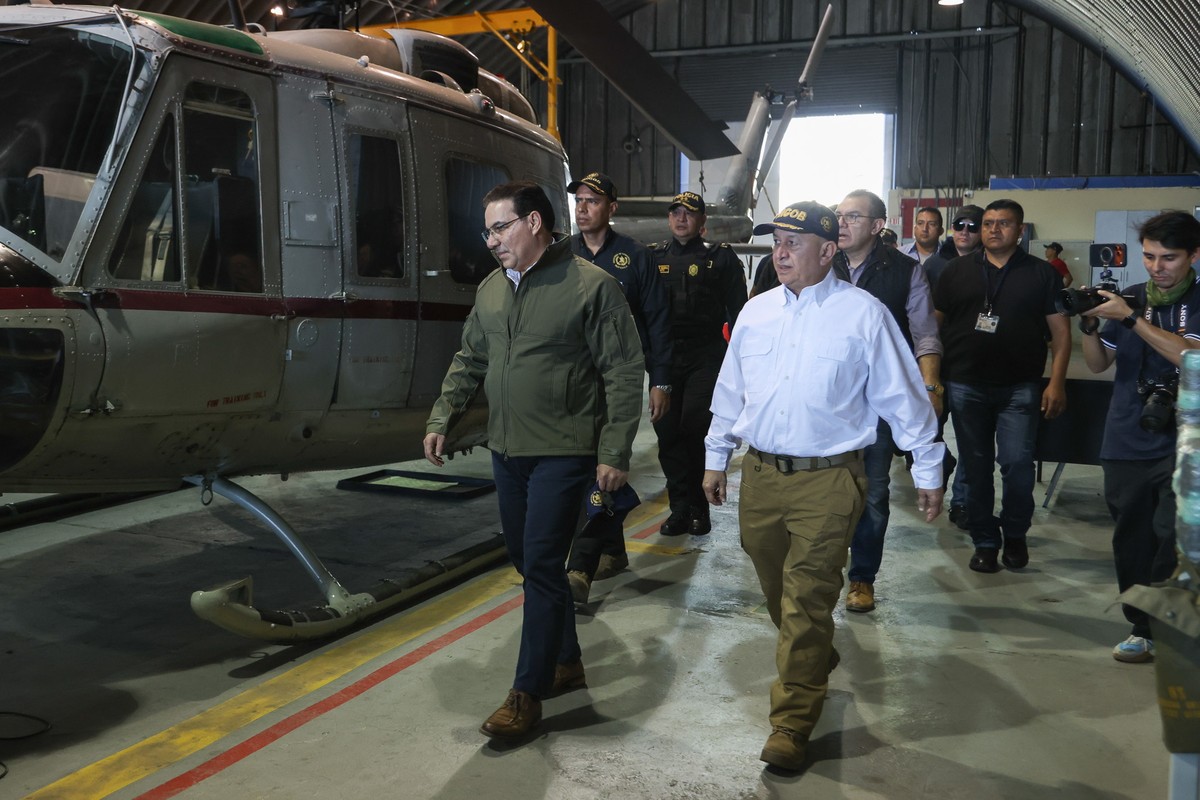epa12657510 The Minister of the Interior, Marco Antonio Villeda (L), walks alongside the Deputy Minister of Security, Estuardo Solorzano (R) in Guatemala City, Guatemala 17 January 2026. The governmen ...