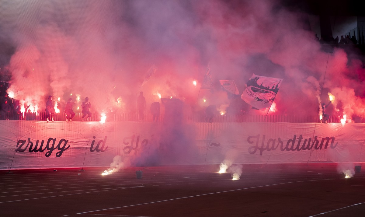 GC Fans zuenden Pyro und feiern das Ja zum Stadion vor der Superleague Fussballpartie zwischen dem Grasshopper Club Zuerich und dem FC St. Gallen am Sonntag, 25. November 2018 im Letzigrund Stadion in ...