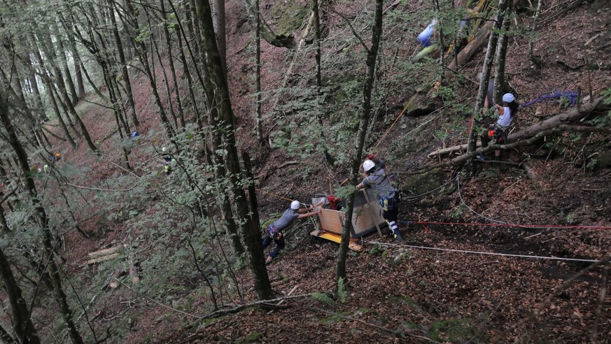 HANDOUT - Beim Absturz einer Transportseilbahn in Innerthal im Kanton Schwyz sind am Samstag, 3. August 2013 ein Mann und seine Frau getoetet worden. Deren einjaehrige Tochter ueberlebte das Unglueck  ...