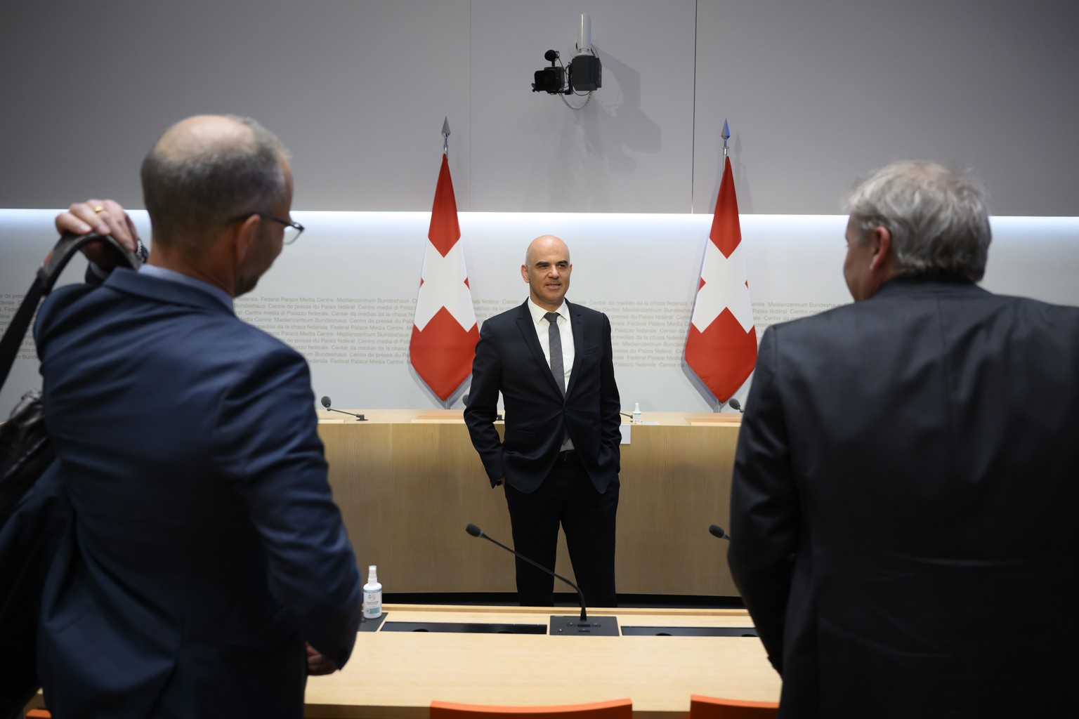 Bundesrat Alain Berset, Mitte, mit Michael Gerber, Leiter Abteilung Recht, BAG, links, und Patrick Mathys, Leiter Sektion Krisenbewaeltigung und internationale Zusammenarbeit Bundesamt fuer Gesundheit ...