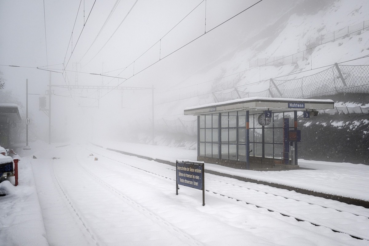 Sicht auf die gesperrte Bahnstreccke, am Montag 16. Februar 2026, in Hohtenn. Bei der Stockgalerie zwischen Goppenstein und Hohtenn ist ein Personenzug der BLS entgleist und 30 Personen wurden evakuie ...
