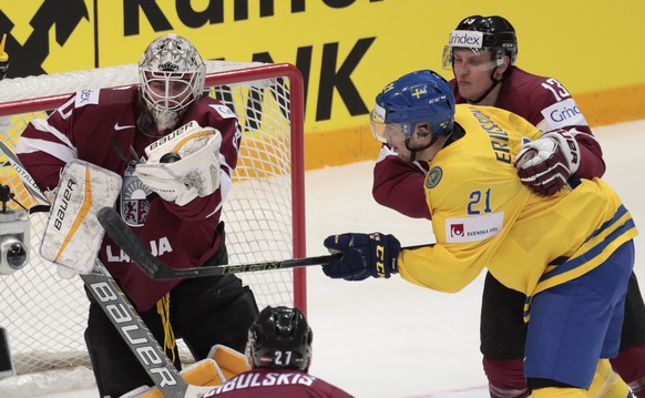 Elvis Merzlikins hat den Puck in seiner Fanghand.