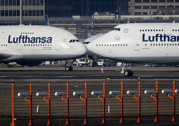 Ein Airbus A380 (links) und eine Boeing 747 (rechts) – ewige Konkurrenz der beiden Flugzeughersteller.