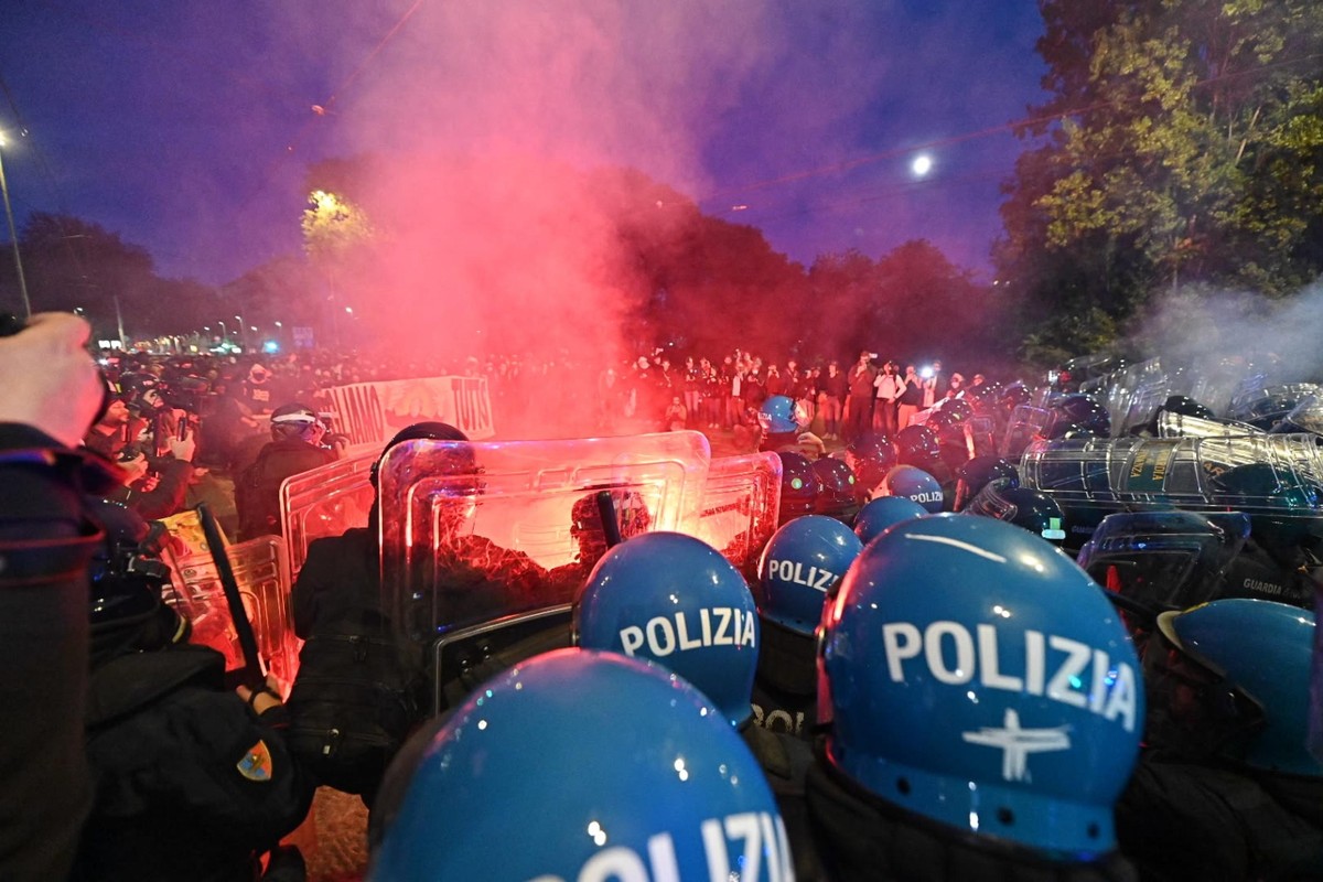 epa13328698 Tensions arise between protesters and police during a demonstration against rearmament, high fuel prices and data centers in Turin, Italy, 24 October 2026. EPA/ALESSANDRO DI MARCO