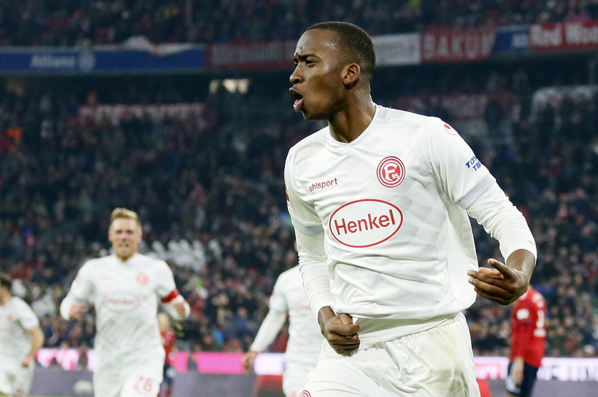 epa07187157 Duesseldorf's Dodi Lukebakio celebrates after scoring the equalizer during the German Bundesliga soccer match between FC Bayern Munich and Fortuna Duesseldorf in Munich, Germany, 24 N ...