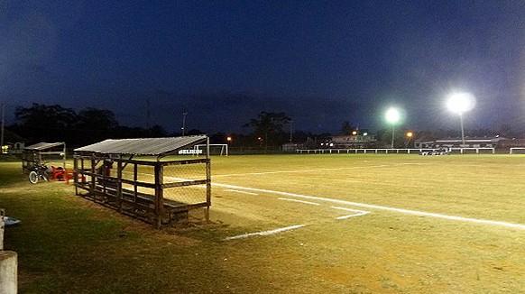 Ein Stadion, zwei holzige Spielerbänke.