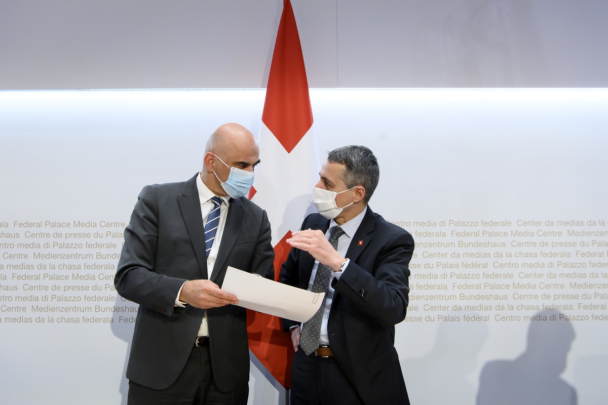 Bundesrat Alain Berset, links, und Bundespraesident Ignazio Cassis, rechts, sprechen nach einer Medienkonferenz ueber die neusten Entscheide des Bundesrates zur Coronavirus-Pandemie, am Mittwoch, 16.  ...