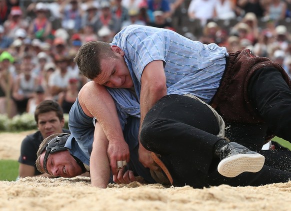 Wrestler Armon Orlik (R) fights wiht Matthias Glarner in the final of the Federal Alpine Wrestling Festival (Eidgenoessisches Schwing- und Aelplerfest) in Estavayer-le-Lac, Switzerland, August 28, 201 ...