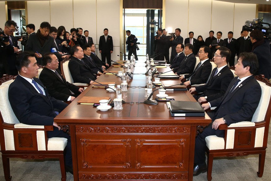 epa06425934 South Korean Unification Minister and chief delegate Cho Myoung-gyon (3-R) and North Korea&#039;s chief delegate Ri Son-gwon (3-L) during their meeting in the truce village of Panmunjom, N ...