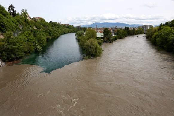 La jonction entre le Rhone, gauche, et l&#039;Arve, droite, ce samedi 2 mai 2015 a Geneve. L&#039;Arve en crue atteignait samedi un niveau inquietant a Geneve, sa plus grande crue depuis 1935. Les for ...