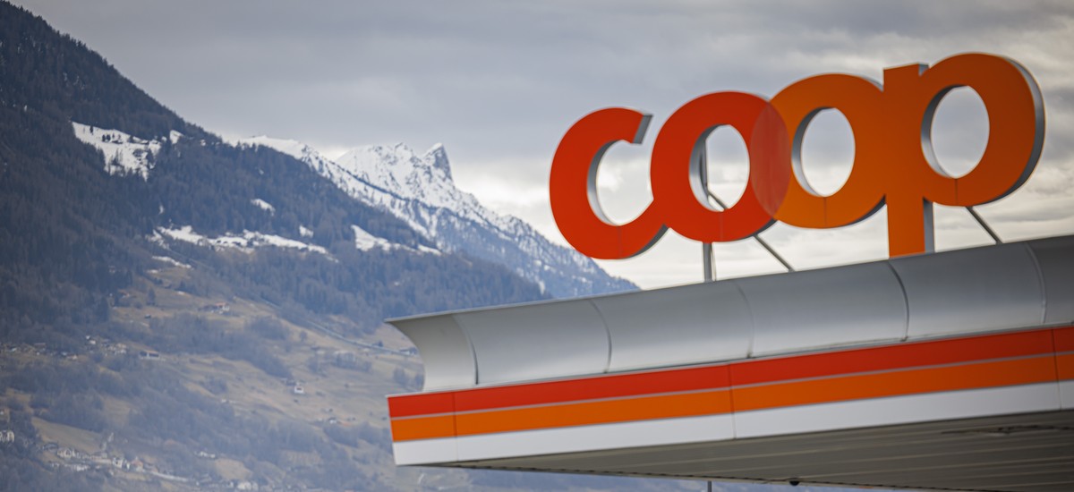 Des enseignes des chaines de magasins COOP et Migros sont photographiees ce lundi 22 janvier 2024 a Conthey. Le referendum contre la revision de la loi concernant l?ouverture des magasins en Valais (L ...
