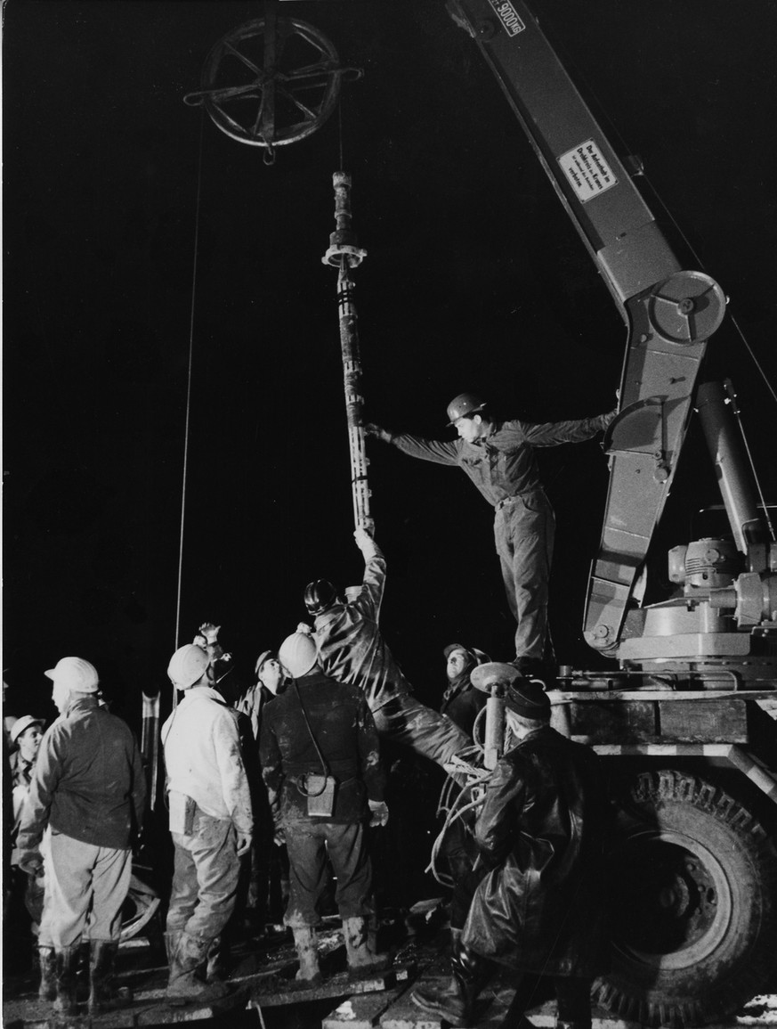 Drilling operations continue day and night as rescue workers mount a new extention pipe drilling an escape tunnel to the trapped miners at the Lengede iron ore mine, November 5, 1963. The disaster occ ...