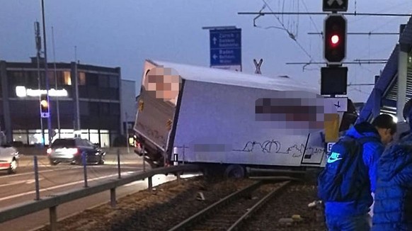 Heftige Kollision zwischen Lastwagen und Zug beim Bahnhof Berikon-Widen ++ Grosseinsatz von Feuerwehr und Polizei ++ Bahnlinie gesperrt