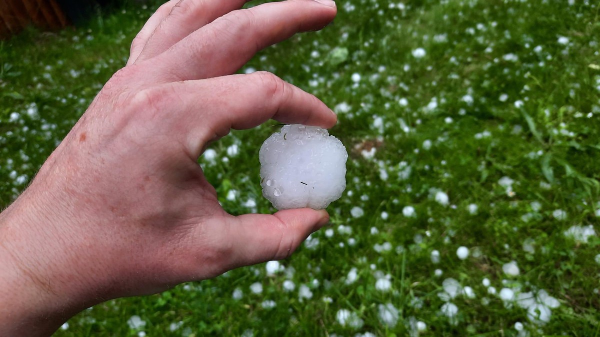 Orages de grêle grosse comme des balles de golf à La Chaux-de-Fonds. watson