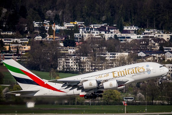 Ein Airbus A380-800 von Emirates startet auf der Piste 16, im Hintergrund die Gemeinde Kloten, am Donnerstag, den 14. April 2016 in Zuerich-Kloten. (KEYSTONE/Christian Merz)