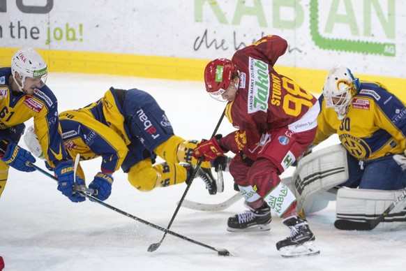 Tigers, Jules Sturny, Mitte, kaempft um den Puck, gegen Davos, Fabrice Herzog, Davos, Otso Rantakari, Goalie, Joren Van Pottelberghe, von links, waehrend dem Meisterschaftsspiel der National League, z ...