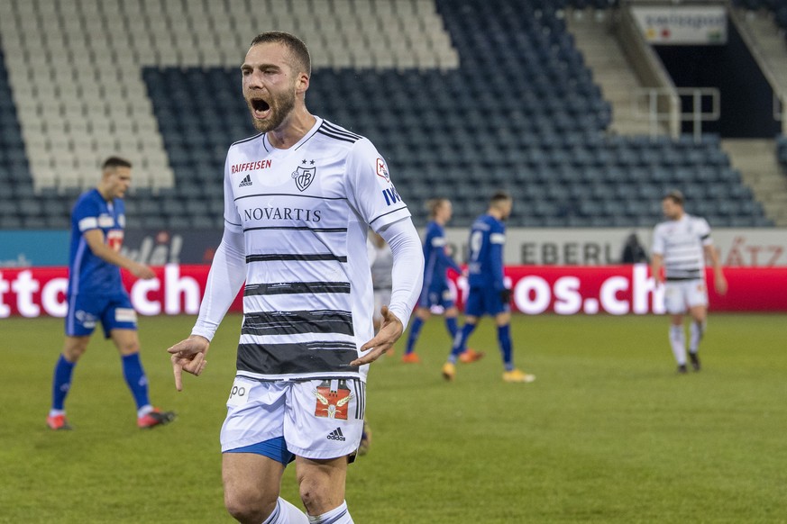 Pajtim Kasami von Basel feiert sein Tor zum 0:2 beim Super League Meisterschaftsspiel zwischen dem FC Luzern und dem FC Basel vom Mittwoch, 23. Dezember 2020 in Luzern. (KEYSTONE/Urs Flueeler)