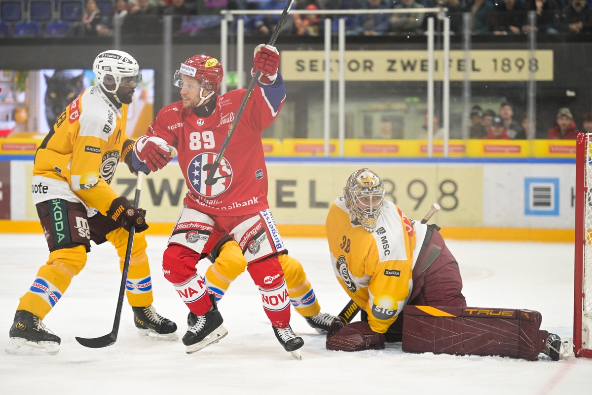Dominic Lammer (SCRJ), links, trifft zum 1-1 gegen Torhueter Stephane Charlin (GSHC) im Eishockey Spiel der National League zwischen den Rapperswil-Jona Lakers (SCRJ) und dem Geneve-Servette HC (GSHC) ...