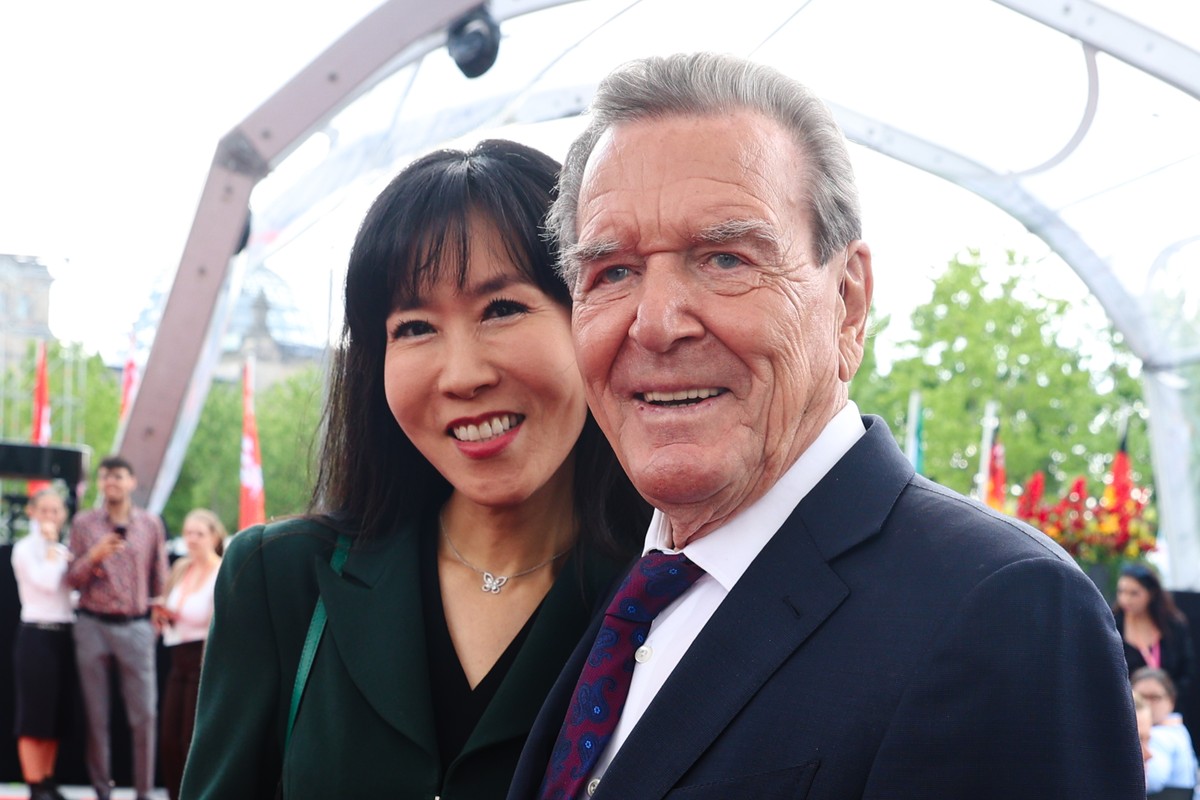 epa11363057 Former German Chancellor Gerhard Schroeder (R) and his wife Soyeon Schroeder-Kim attend a state act to mark the 75th anniversary of the German Basic Law (Grundgesetz) in Berlin, Germany, 2 ...