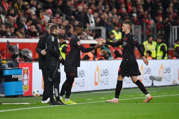 Spielerwechsel Patrik Schick Bayer 04 Leverkusen, Christian Kofane Bayer 04 Leverkusen, v.re. 29.11.2025, Fussball 1. Bundesliga, Saison 2025/2026, 12. Spieltag, Bayer 04 Leverkusen - Borussia Dortmun ...