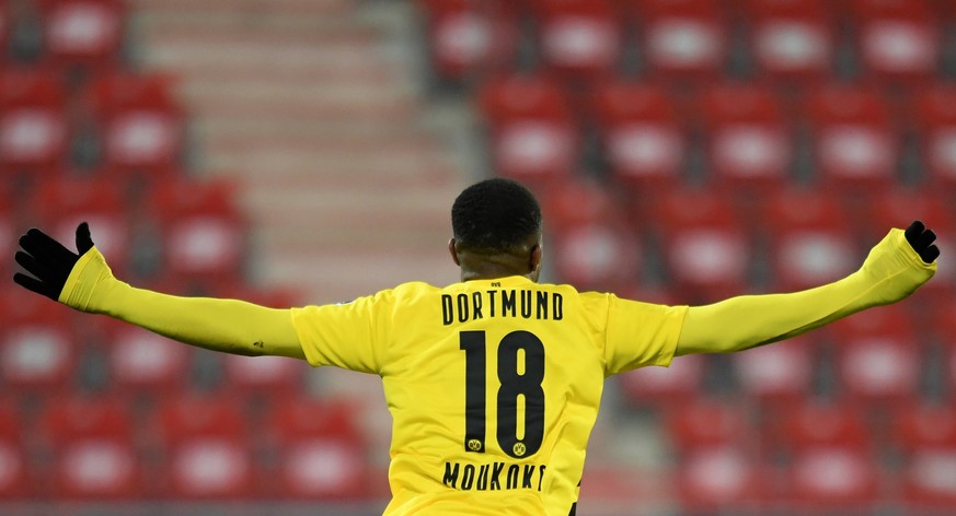 epa08892708 Dortmund&#039;s Youssoufa Moukoko celebrates scoring the equalizer during the German Bundesliga soccer match between 1. FC Union Berlin and Borussia Dortmund in Berlin, Germany, 18 Decembe ...