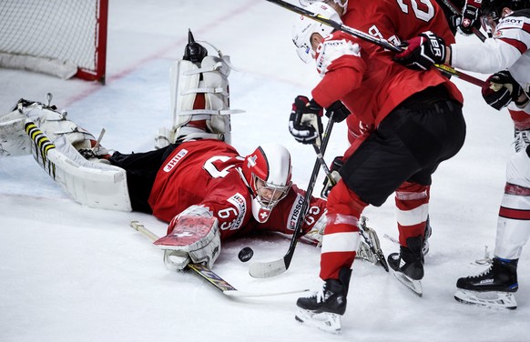 epa06751771 Leonardo Genoni of Switzerland during the IIHF World Championship semi-final ice hockey match between Canada and Switzerland in Royal Arena in Copenhagen, Denmark, 19 May 2018. EPA/LISELOT ...