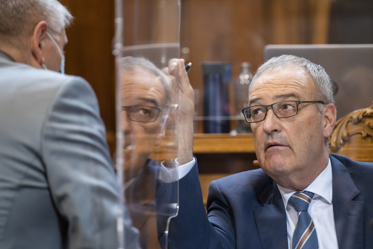 Bundesratspraesident Guy Parmelin, rechts, diskutiert mit Charles Juillard, Mitte-JU, kurz vor Beginn der Sitzung an der Sommersession der Eidgenoessischen Raete, am Donnerstag, 3. Juni 2021 im Staend ...