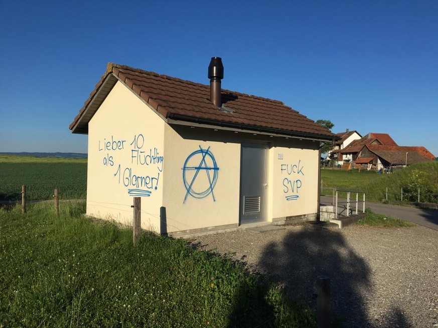 Wer die Sprayereien anschauen will, kommt bereits zu spät, wie Glarner auf Anfrage bestätigt: «Aber sicher – unser Ziel sind 48 Stunden. Heute gelang es schneller: 7.30 Uhr festgestellt, 12 Uhr beseit ...