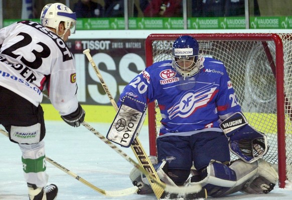 Der Churer Stuermer Roger Rieder, links, schiesst kurz vor Ende des zweiten Drittels zum 3:3 gegen Klotens Goalie Reto Pavoni, links, im Meisterschaftsspiel der NLA am Samstag. 7. Oktober 2000 in der  ...