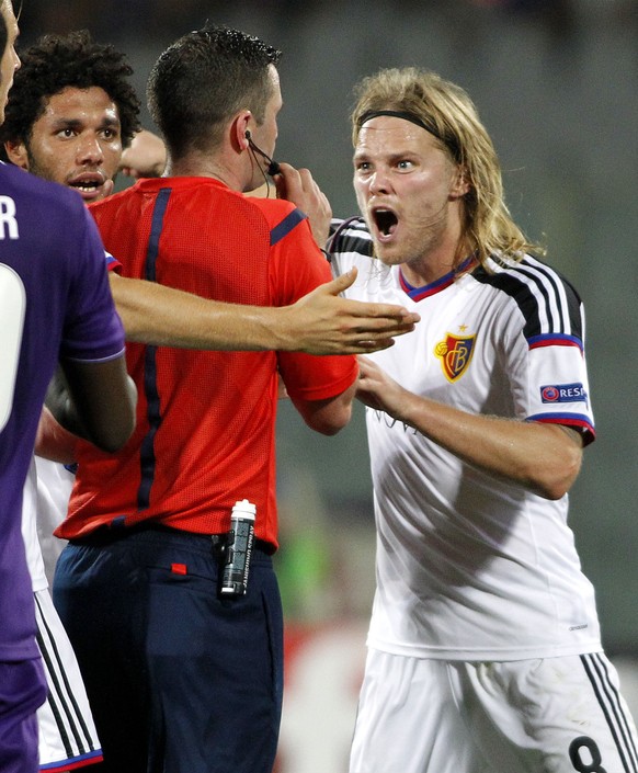Basel&#039;s Birkir Bjarnason shouts to English referee Michael Oliver during an Europa League between Fiorentina and Basel at the Artemio Franchi stadium in Florence, Italy, Thursday, Sept. 17, 2015. ...