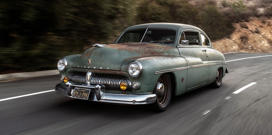Drei Mal darfst du raten, was sich unter der Haube dieses 1949er Mercury verbirgt!