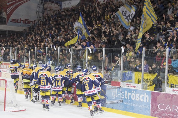 Langenthals Spieler verabschieden sich von den Fans nach dem vierten Spiel der Ligaqualifikation, zwischen dem SC Langenthal und dem HC Ambri-Piotta, am Donnerstag, 13. April 2017, in der Eishalle Sch ...