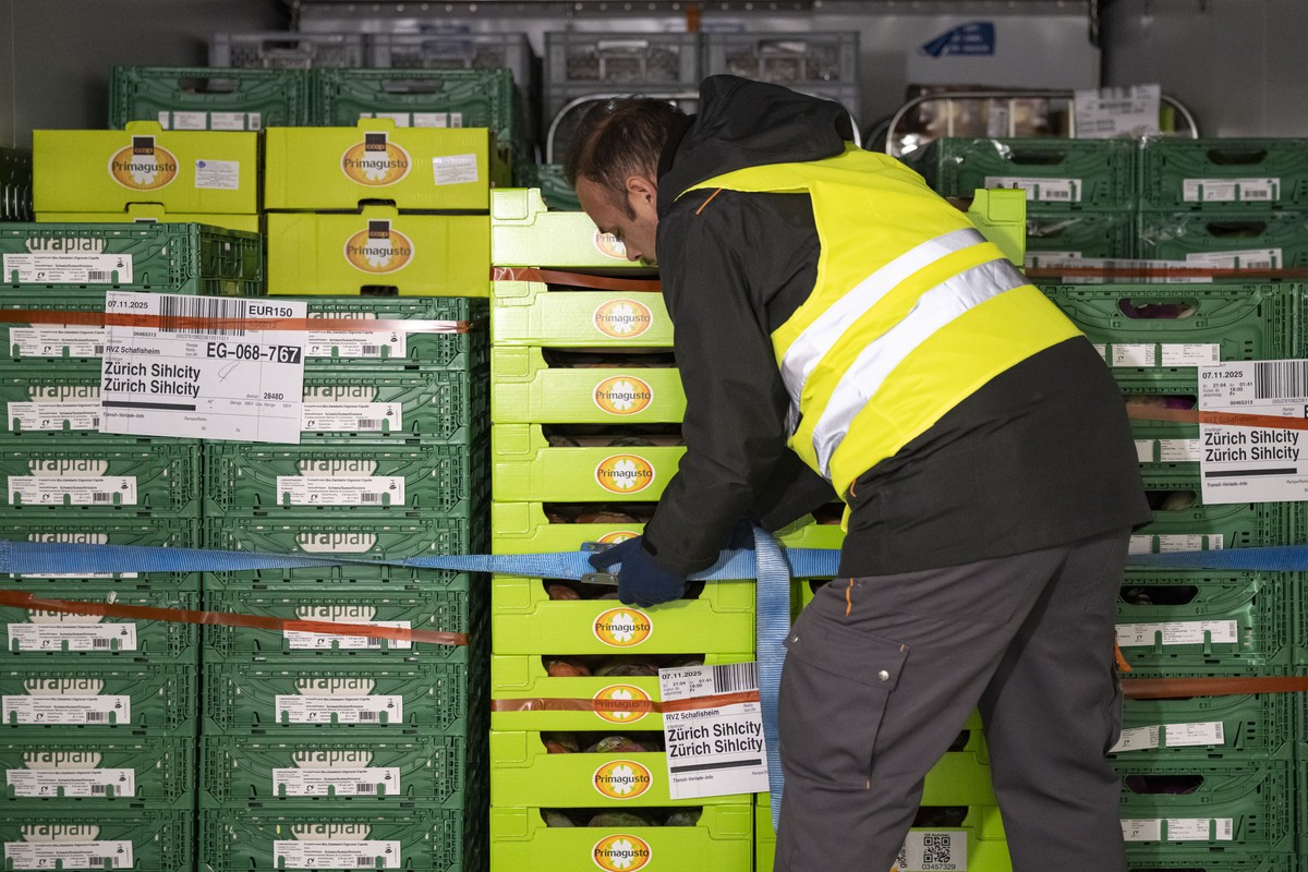 Ein Mitarbeiter von Coop verlaedt Gueter in der Verteilzentrale Schafisheim in einen Eisenbahn-Container, am Freitag, 7. November 2025 in Schafisheim. Coop beliefert neu auch ueber 70 Verkaufsstellen  ...