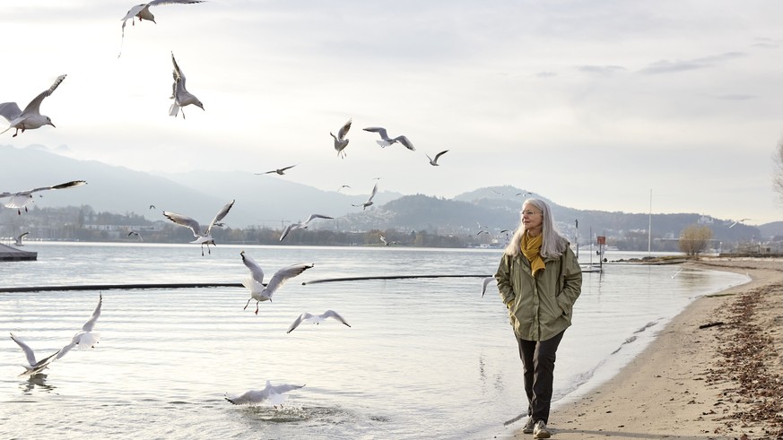 ZU DER EIDGENOESSISCHEN ABSTIMMUNG VOM 24. SEPTEMBER 2017 UEBER DIE REFORM DER ALTERSVORSORGE 2020 STELLEN WIR IHNEN FOLGENDES BILDMATERIAL ZUR VERFUEGUNG - [Symbolic Image, Staged Picture] An elderly ...