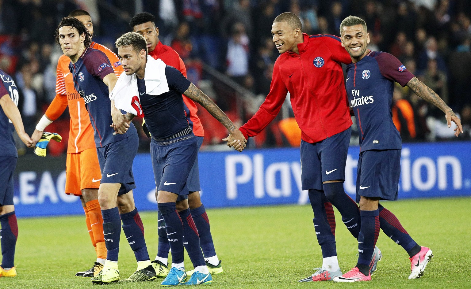 epa06231210 Paris Saint-Germain players (L-R) Edinson Cavani, Neymar, Kylian Mbappe, and Dani Alves celebrate with fans after the UEFA Champions League group B soccer match between Paris Saint-Germain ...