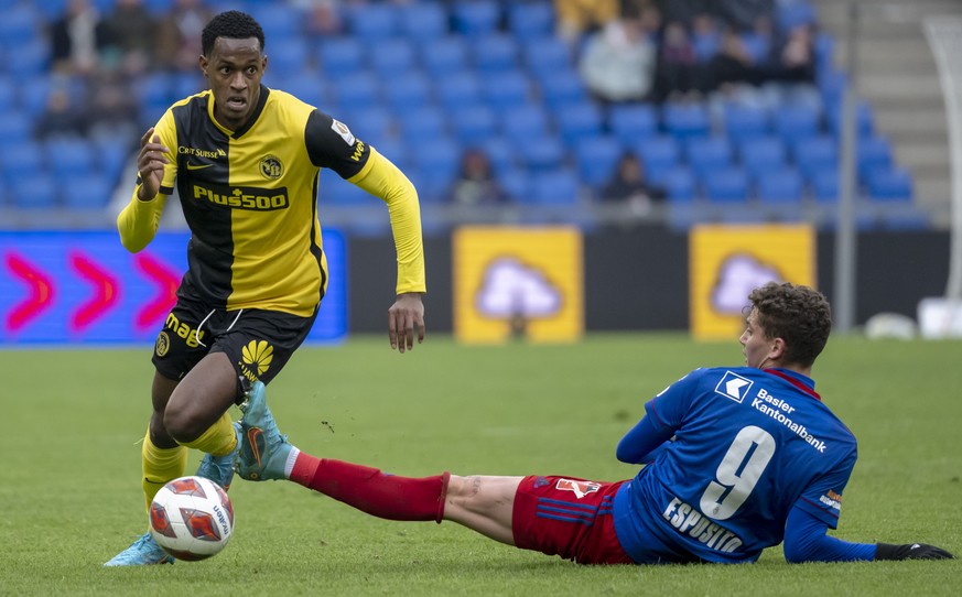 YBs Edimilson Fernandes, links, im Kampf um den Ball gegen Basels Sebastiano Esposito, rechts, im Fussball Meisterschaftsspiel der Super League zwischen dem FC Basel 1893 und dem BSC Young Boys im Sta ...