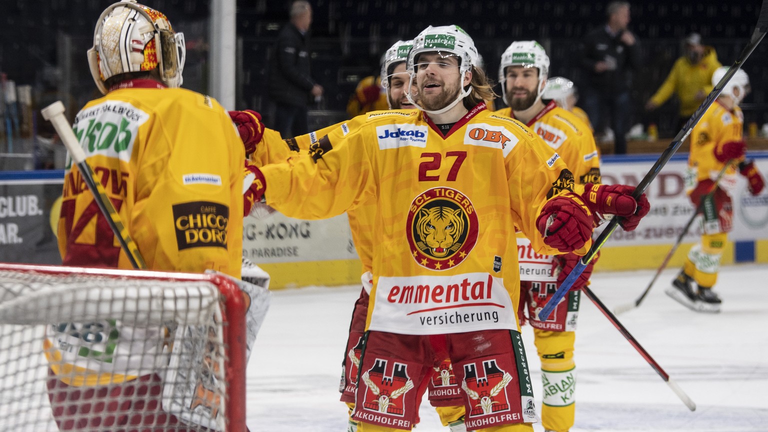 Langnaus Torhueter Ivars Punnenovs, links, freut sich mit Anthony Huguenin nach ihrem Sieg im Eishockeyspiel der National League zwischen den ZSC Lions und den SCL Tigers am Sonntag, 10. Januar 2021,  ...