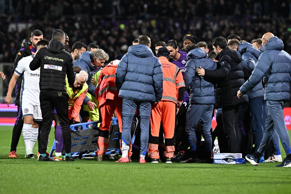 epa11752126 Players and staff block sight onto Fiorentina's Edoardo Bove getting medical attention during the Italian Serie A soccer match between ACF Fiorentina and SSC Napoli, in Florence, Ital ...