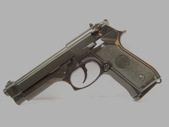 Eine Soft-Air-Waffe vom Typ&nbsp;KJW Beretta M9.