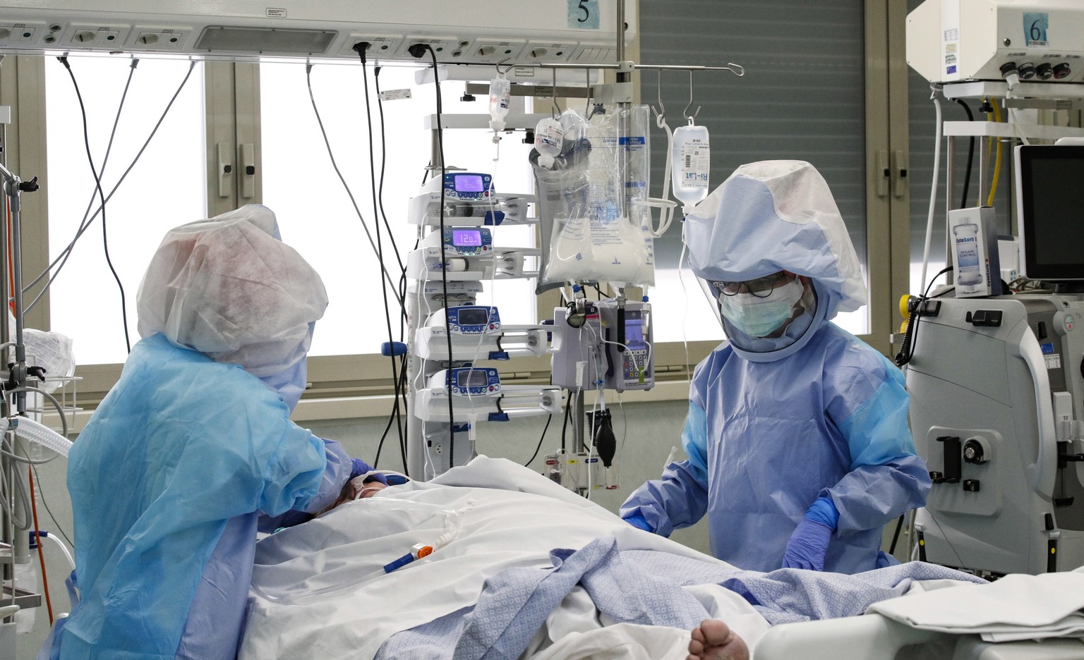 epa08355878 Health care professionals in protective suits at work in the intensive care unit (ICU) for patients infected with the coronavirus disease (COVID-19) at the Policlinico di Tor Vergata hospi ...