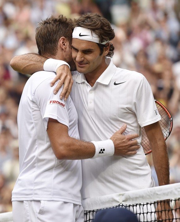 ZUM 30. GEBURTSTAG DES SCHWEIZER TENNISSPIELERS STAN WAWRINKA AM SAMSTAG, 28. MAERZ 2015, STELLEN WIR IHNEN FOLGENDES BILDMATERIAL ZUR VERFUEGUNG - Roger Federer of Switzerland embraces compatriot Sta ...