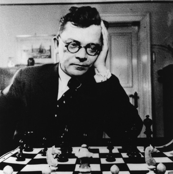 (GERMANY OUT) Fallada, Hans *21.07.1893-05.02.1947+Writer, Germany(aka Rudolf Ditzen)- playing chess- 1934 (Photo by P/F/H/ullstein bild via Getty Images)