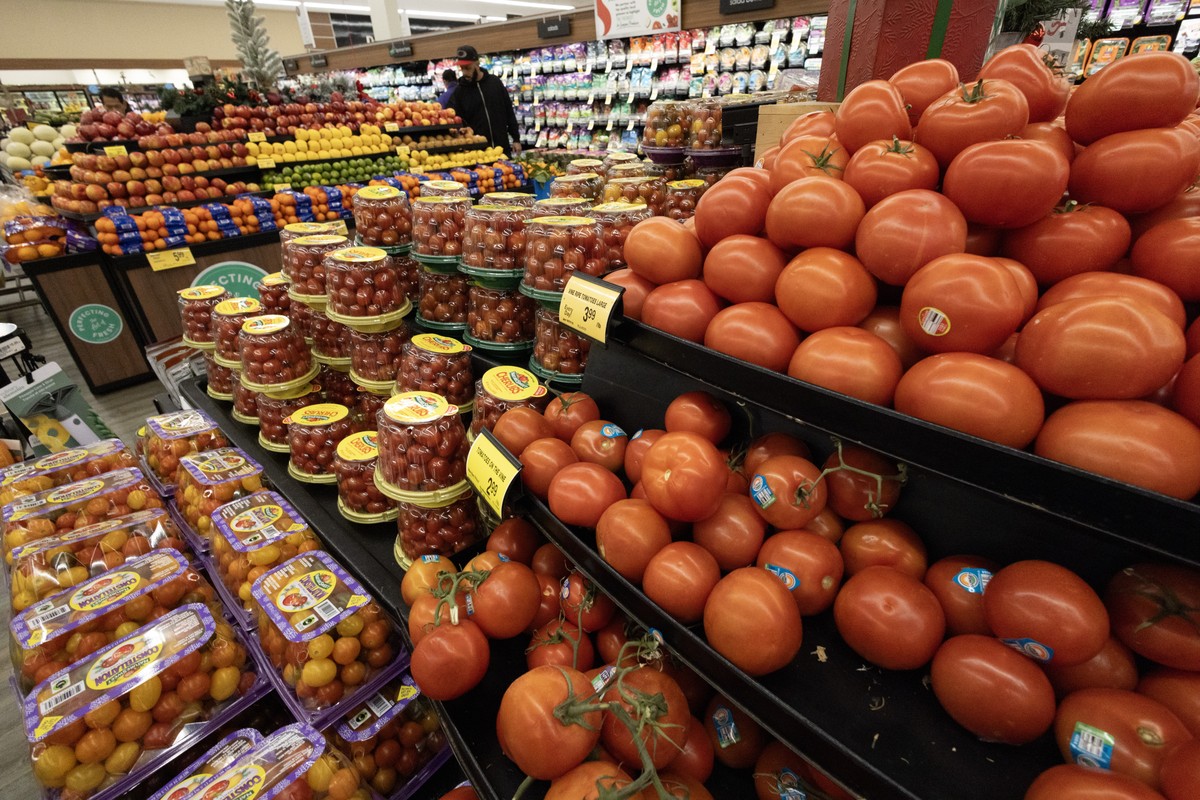 epa11771701 Tomatoes are displayed for sale in the produce section at a Safeway grocery store in Alameda, California, USA, 11 December 2024. The consumer price index increased 2.7 percent in November  ...