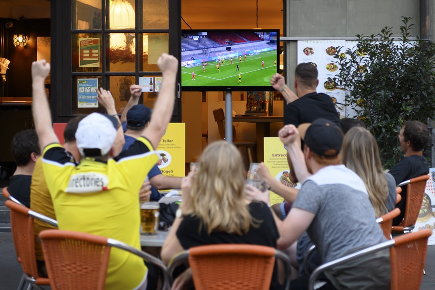 YB Fans jubeln nach dem ersten Tor von YBs Christopher Martins beim Spiel zwischen dem FC Sion und YB, auf einer Terrasse im Restaurant Anker, am Freitag, 31. Juli 2020, in Bern (KEYSTONE/Anthony Anex ...