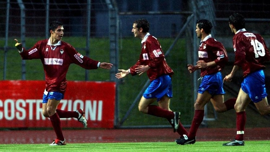 Die Bellenzer, angefuehrt von Cristian Ianu, links, feiern ihr 2:0, beim Fussballspiel der Challenge League zwischen dem AC Bellinzona und dem FC Schaffhausen, am Mittwoch, 12. Mai 2004, im Stadio Com ...