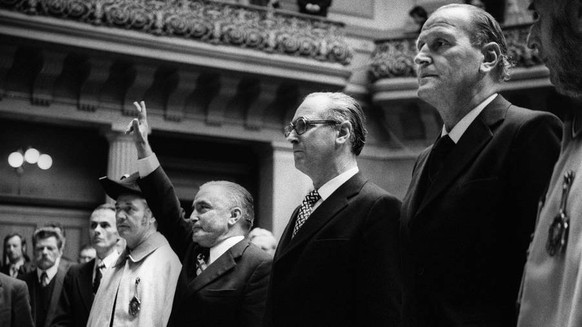 Am 5. Dezember 1973 werden Georges-Andre Chevallaz (FDP), links, zusammen mit Hans Hürlimann (CVP), Mitte, und Willi Ritschard (SP), rechts, im Bundeshaus vereidigt.

© Keystone