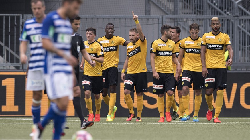 YBs Spieler feiern ihren Treffer zum 3:0 im Fussball Super League Spiel zwischen den Berner Young Boys und Lausanne Sport, am Samstag, 20. August 2016, im Stade de Suisse in Bern. (KEYSTONE/Peter Schn ...