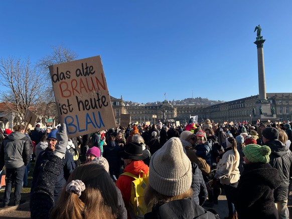20.01.2024, Baden-W�rttemberg, Stuttgart: Zahlreiche Menschen haben sich auf den Schlossplatz versammelt, um gegen die AfD und gegen Rechtextremismus zu demonstrieren. Damit wollen die Teilnehmer ein  ...