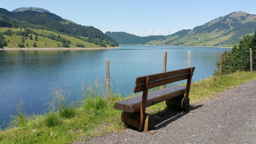 Rauszeit Schönste Aussichtsbänkli der Schweiz Aussichtssitzbank Sitzbank Bankgeheimnisse Verein für Bankkultur Wägitalersee